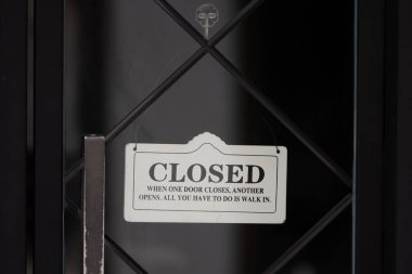 Üzgünüm, kapalı tabelamız bir restoranın, mağazanın, ofisin ya da başka bir yerin önünde asılı.