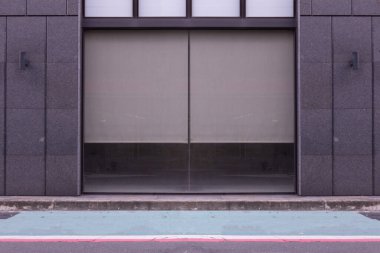 Büyük Pencere ve İsim Yeri olan Dükkan Dükkanı Önü