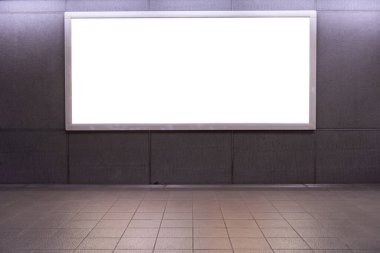 Sokak duvarında kocaman boş bir ilan panosu, kendi metnini ekleyebileceğin pankartlar.