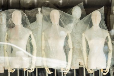 Mankenli butik ekran penceresi