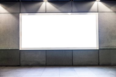 Sokak duvarında kocaman boş bir ilan panosu, kendi metnini ekleyebileceğin pankartlar.