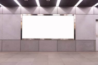 Sokak duvarında kocaman boş bir ilan panosu, kendi metnini ekleyebileceğin pankartlar.