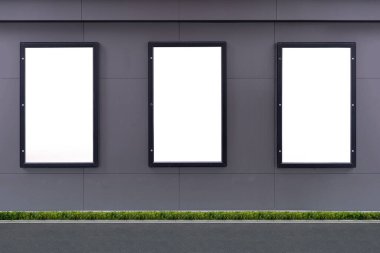 Sokak duvarında kocaman boş bir ilan panosu, kendi metnini ekleyebileceğin pankartlar.