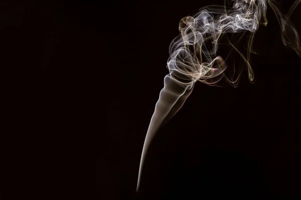 抽象的で美しい白煙の破片の動きが黒い背景に — ストック写真