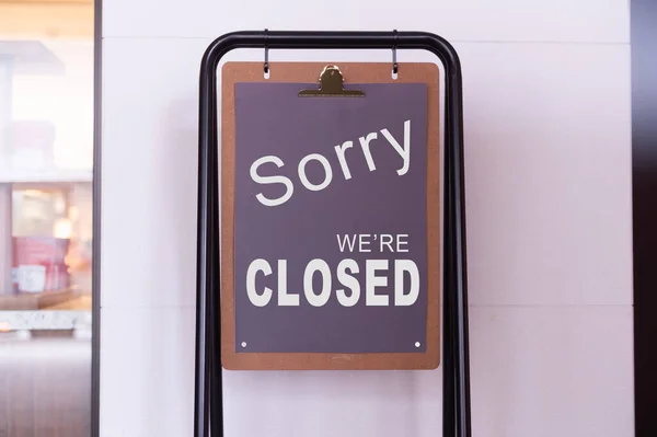 Tut Uns Leid Wir Sind Geschlossen Schild Hängen Außerhalb Eines — Stockfoto