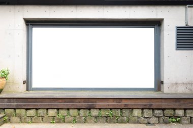 Büyük Pencere ve İsim Yeri olan Dükkan Dükkanı Önü