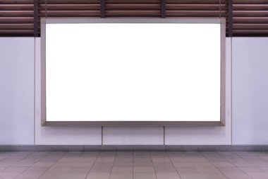 Sokak duvarında kocaman boş bir ilan panosu, kendi metnini ekleyebileceğin pankartlar.