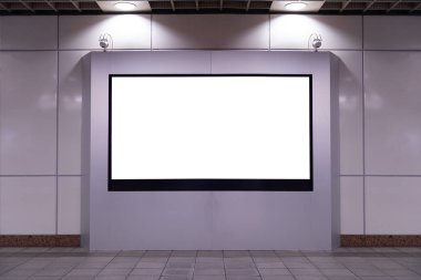 Sokak duvarında kocaman boş bir ilan panosu, kendi metnini ekleyebileceğin pankartlar.