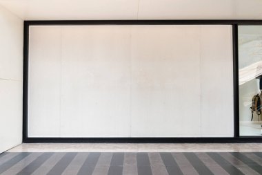 Büyük Pencere ve İsim Yeri olan Dükkan Dükkanı Önü