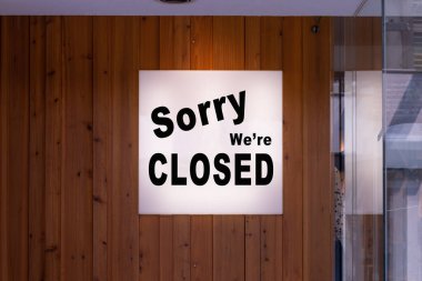 Üzgünüm, kapalı tabelamız bir restoranın, mağazanın, ofisin ya da başka bir yerin önünde asılı.