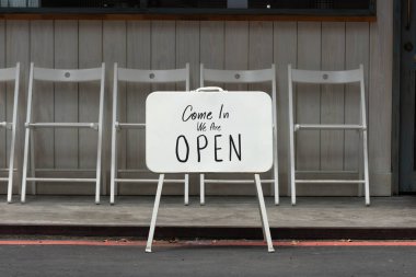 Evet, açık tabela, klasik restoran tabelası, sokak kafesinde açık tabela.