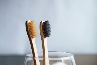 Bulanık arkaplanda cam diş fırçaları