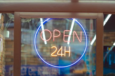 Evet, açık tabela, klasik restoran tabelası, sokak kafesinde açık tabela.