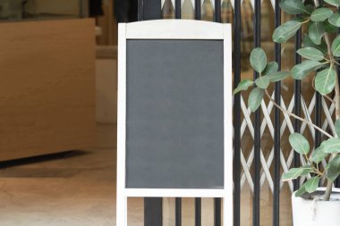 Sokak duvarında kocaman boş bir ilan panosu, kendi metnini ekleyebileceğin pankartlar.