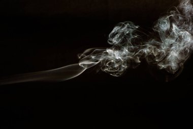 Duman koyu arkaplanda izole edildi