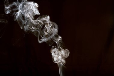 Duman koyu arkaplanda izole edildi