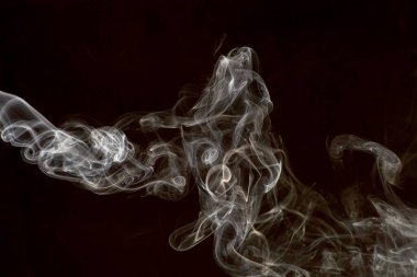 Duman koyu arkaplanda izole edildi