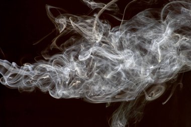 Duman koyu arkaplanda izole edildi