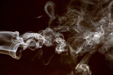 Duman koyu arkaplanda izole edildi