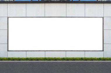 Büyük Pencere ve İsim Yeri olan Dükkan Dükkanı Önü