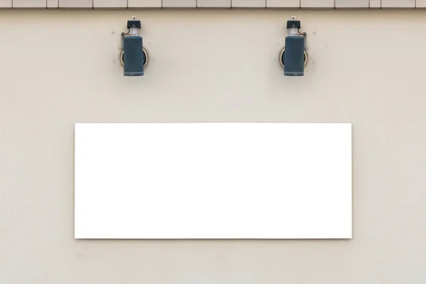 Μεγάλη Λευκή Πινακίδα Έναν Τοίχο Του Δρόμου Πανό Χώρο Για — Φωτογραφία Αρχείου