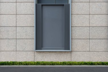 Büyük Pencere ve İsim Yeri olan Dükkan Dükkanı Önü