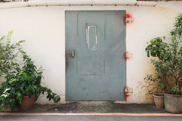 тротуар через стену и дверь