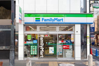 Osaka, Japonya - Ekim 2019: FamilyMart Osaka, Japonya 'da 24 saat açık bir mağaza. Family ilyMart, Japonya 'daki en büyük market zincirlerinden biridir.