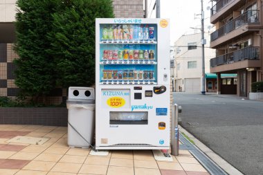 Osaka, Japonya - Ekim 2019: Osaka 'daki çeşitli şirketlerin satış makineleri. Japonya dünyada kişi başına düşen satış makinesinin en yüksek sayısına sahip yaklaşık 1 ila 23 kişi..
