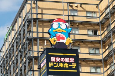 Osaka, Japonya - Ekim 2019: Popüler indirim mağazası DON QUIJOTE (DONKI), Shibuya 'daki Mega Don Quijote. Mega Don Quijote Co., Ltd. bir indirim mağazası.