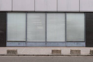 Büyük Pencere ve İsim Yeri olan Dükkan Dükkanı Önü