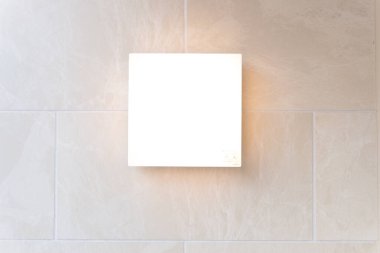 Sokak duvarında kocaman boş bir ilan panosu, kendi metnini ekleyebileceğin pankartlar.