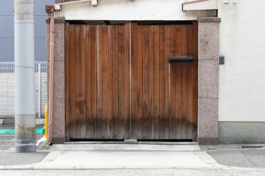 Sokak duvarı ve kapı kenarındaki kaldırım