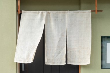 Geleneksel Japon restoranları ve dükkanlarının önünde asılı duran perde benzeri kumaş sadece bir tabela değil, aynı zamanda daha büyük bir anlam da taşıyor.,