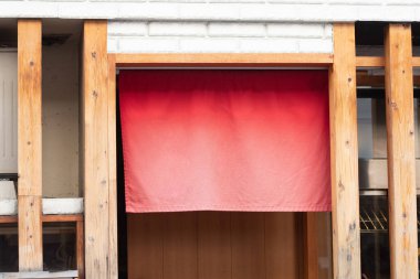 Geleneksel Japon restoranları ve dükkanlarının önünde asılı duran perde benzeri kumaş sadece bir tabela değil, aynı zamanda daha büyük bir anlam da taşıyor.,
