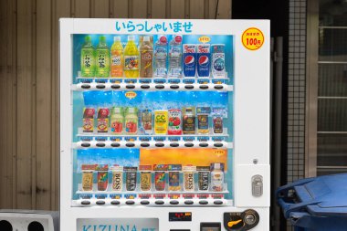 Osaka, Japonya - Ekim 2019: Osaka 'daki çeşitli şirketlerin satış makineleri. Japonya dünyada kişi başına düşen satış makinesinin en yüksek sayısına sahip yaklaşık 1 ila 23 kişi..