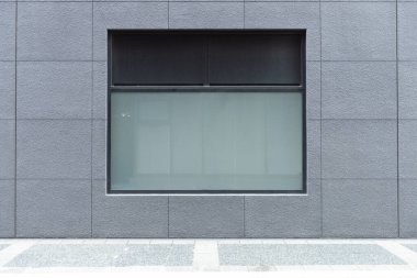 Büyük Pencere ve İsim Yeri olan Dükkan Dükkanı Önü