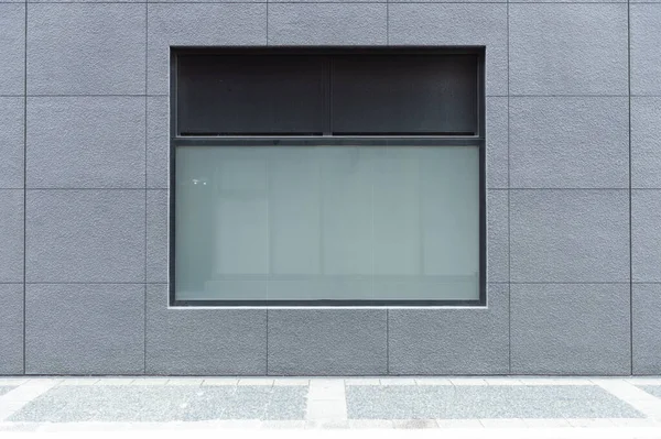 Büyük Pencere ve İsim Yeri olan Dükkan Dükkanı Önü