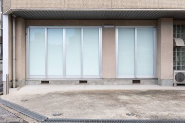 Büyük Pencere ve İsim Yeri olan Dükkan Dükkanı Önü