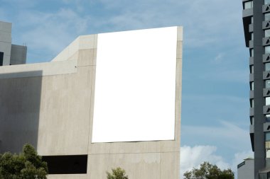 Sokak duvarında kocaman boş bir ilan panosu, kendi metnini ekleyebileceğin pankartlar.