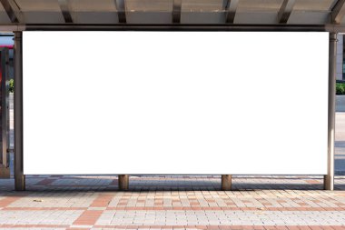 Sokak duvarında kocaman boş bir ilan panosu, kendi metnini ekleyebileceğin pankartlar.