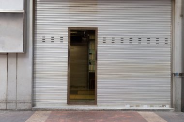 Giriş kapısı olan bina duvarı 