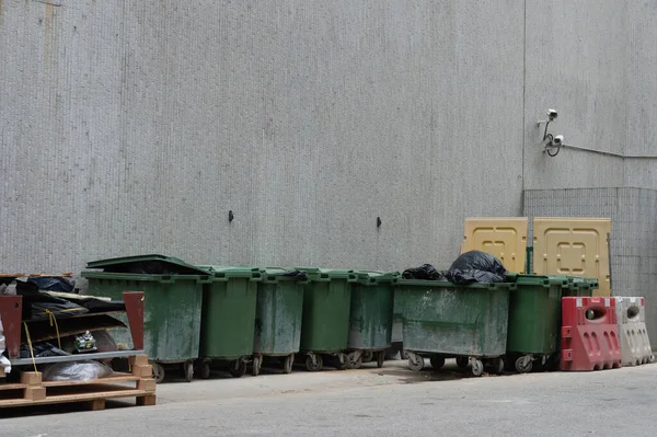 街上的照片 绿色垃圾 垃圾箱一排排 — 图库照片