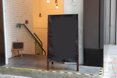 Mimari bina, içinde merdiven ve karatahta var.