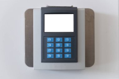 bina duvarı ve düğmelerle dahili iletişim 