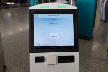 Bilgisayar ekranı kutusunda havalimanı kontrolü 