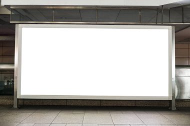 Sokak duvarında kocaman boş bir ilan panosu, kendi metnini ekleyebileceğin pankartlar.