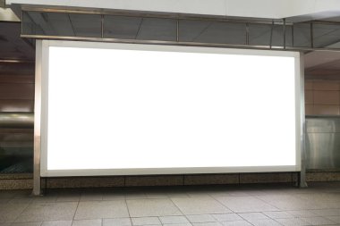 Sokak duvarında kocaman boş bir ilan panosu, kendi metnini ekleyebileceğin pankartlar.