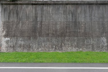 mimari duvar arkaplanı ve yol büyüyen yeşil çimenler 