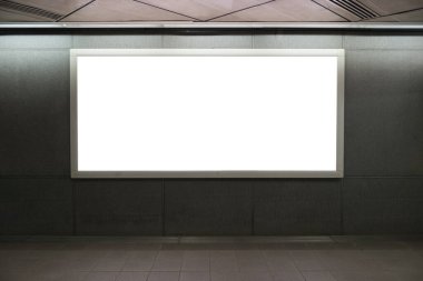 Sokak duvarında kocaman boş bir ilan panosu, kendi metnini ekleyebileceğin pankartlar.